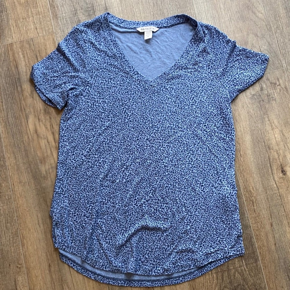 Athleta Blue Micro Cheetah Scoop V-Neck Short Sleeve Breezy Tee Top Size Medium